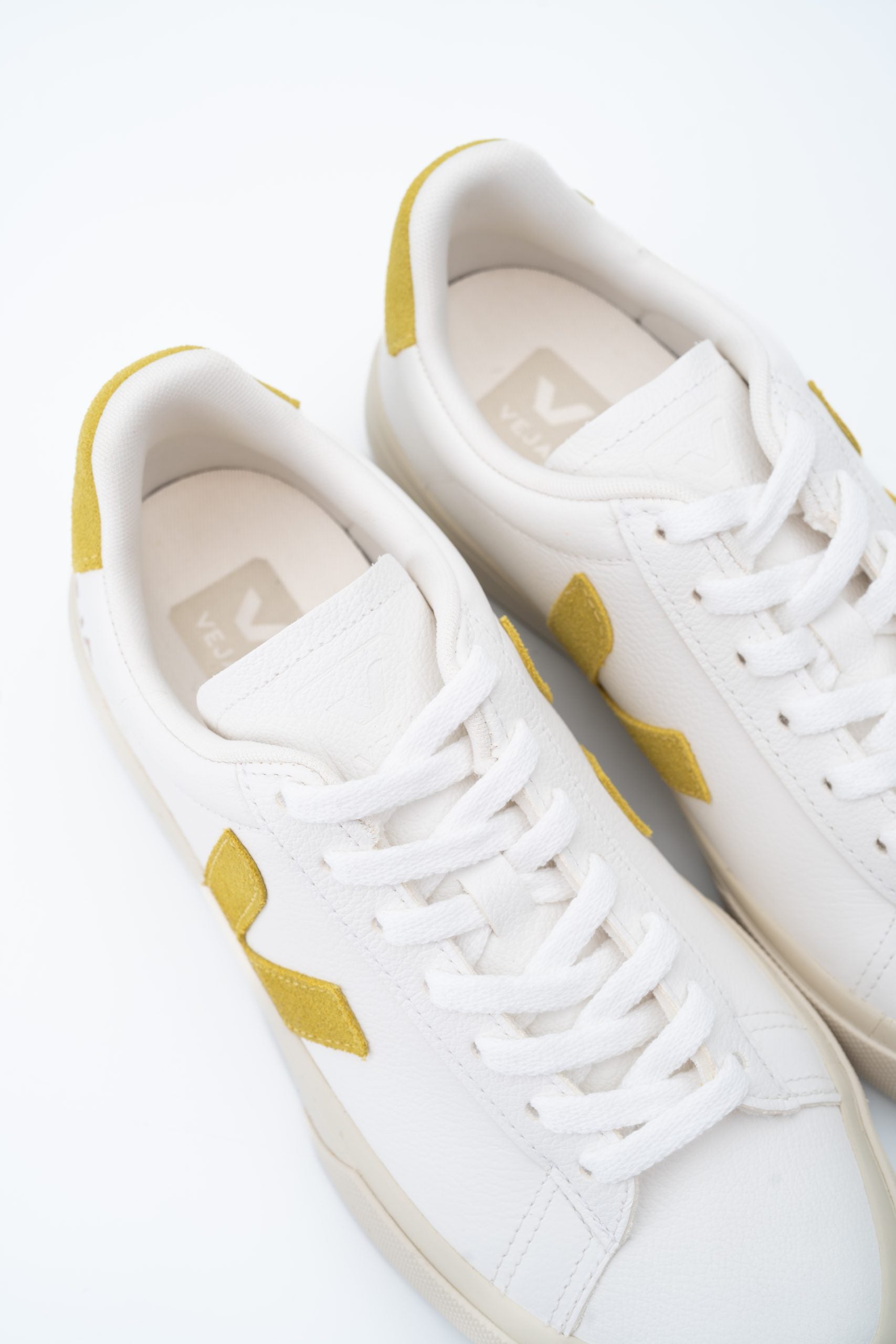 Veja Ladies Campo Chrome Free Sneaker CP0503887A Extra White Liquor