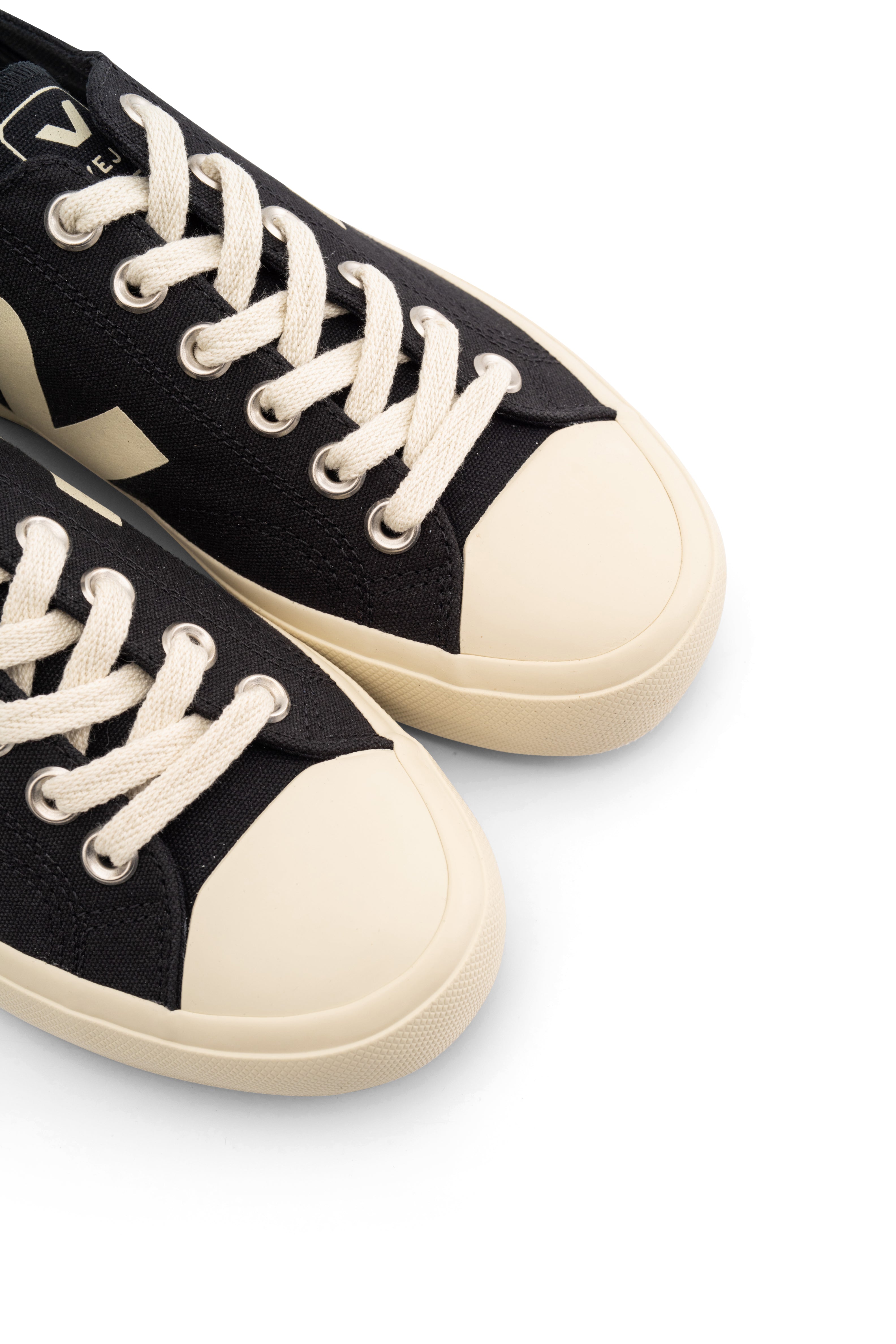 Veja Ladies Wata II Low Canvas Sneaker| PL0101397A Black Pierre