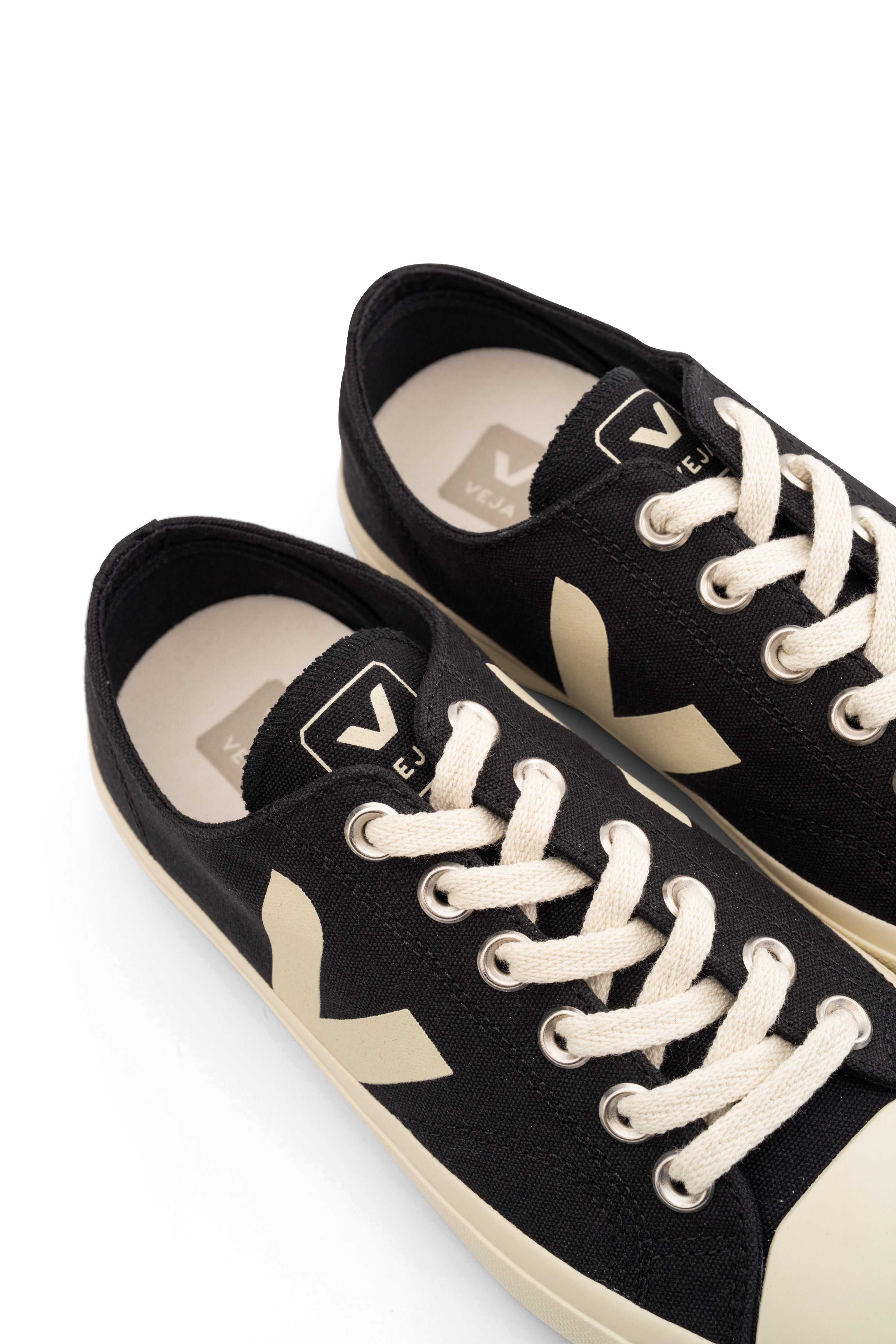 Veja Ladies Wata II Low Canvas Sneaker| PL0101397A Black Pierre