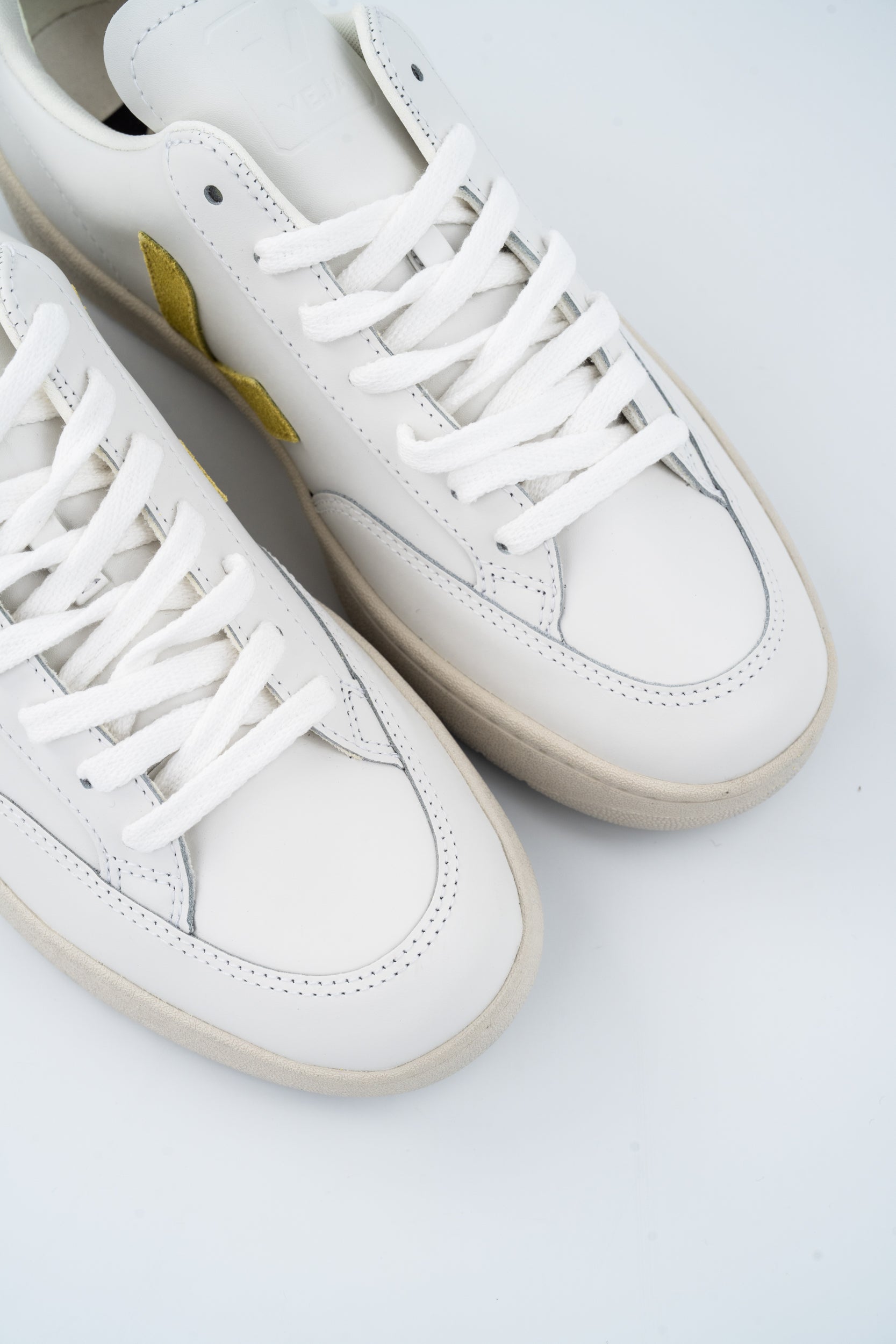 Veja Ladies V-12 Leather Sneaker XD0203677A Extra White Liquor