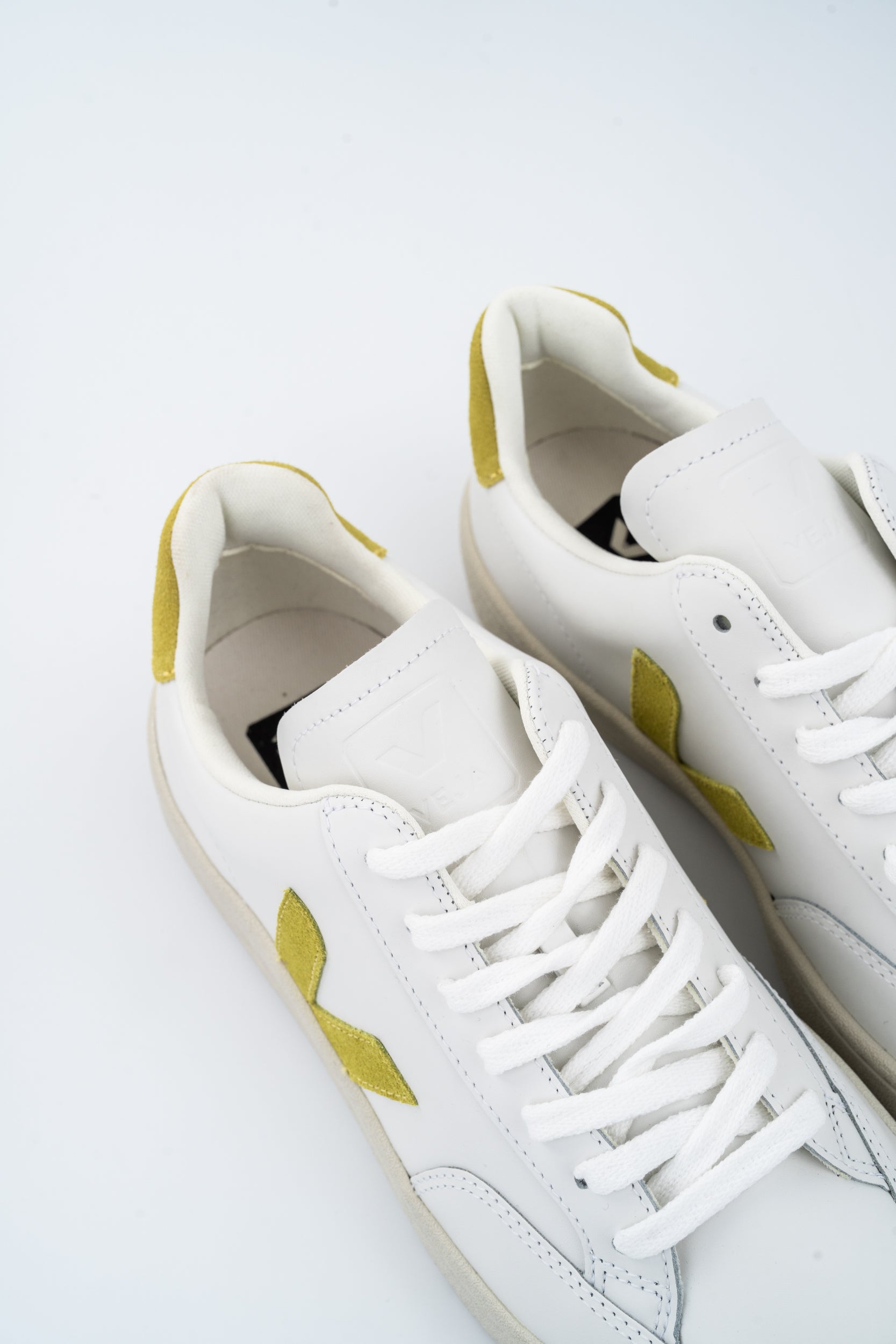 Veja Ladies V-12 Leather Sneaker XD0203677A Extra White Liquor