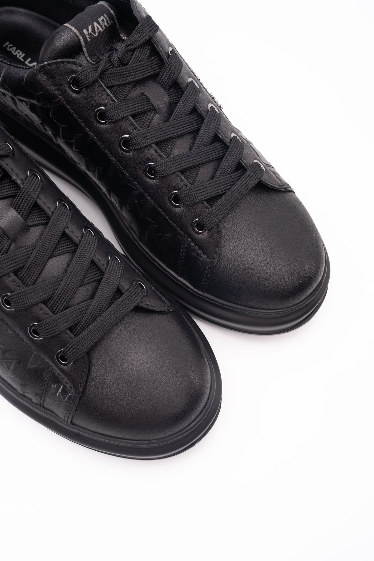 (Core) Karl Lagerfeld Men's Kapri Monogram Emboss Lo Black Lthr/Mono | KL52549K-00X