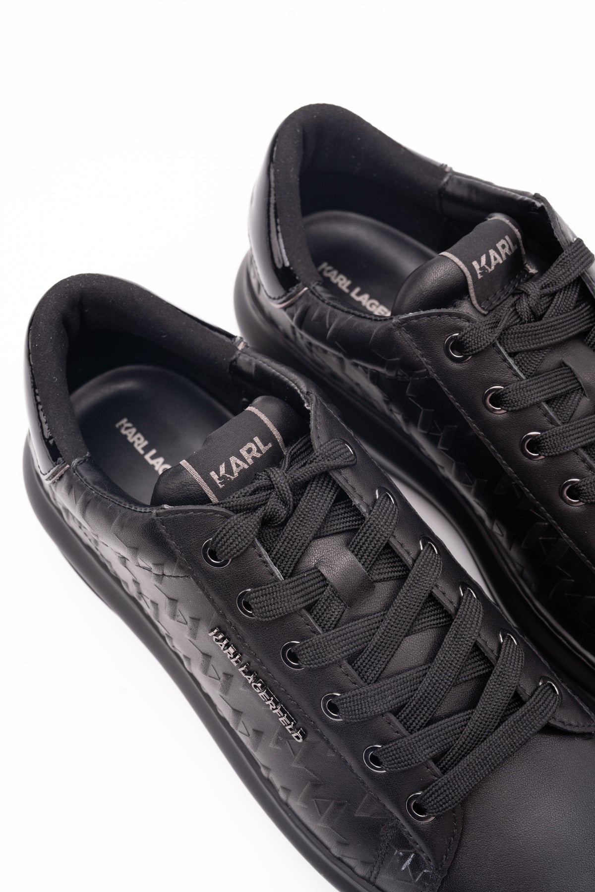 (Core) Karl Lagerfeld Men's Kapri Monogram Emboss Lo Black Lthr/Mono | KL52549K-00X