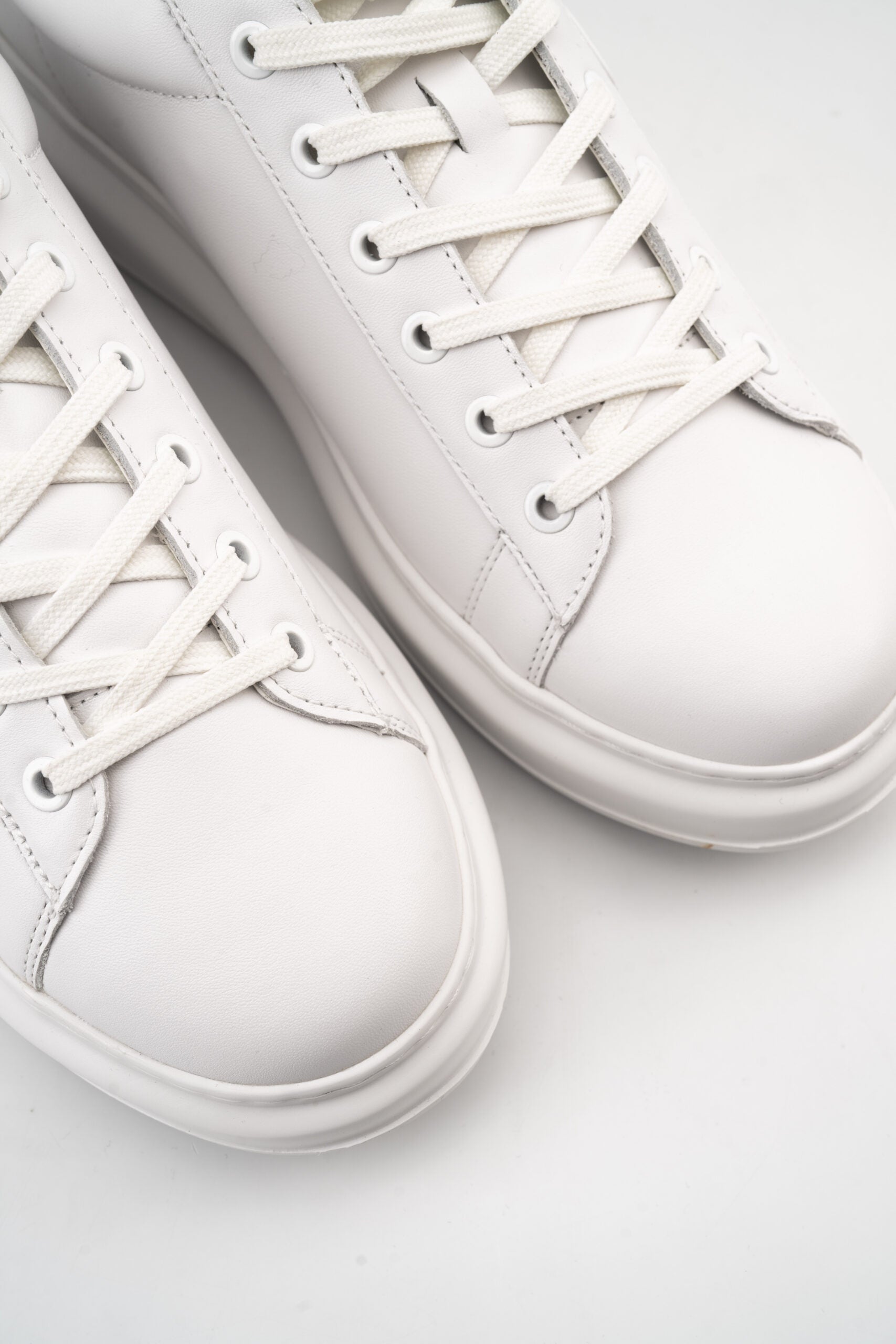 (Core) Karl Lagerfeld Men's Kapri NFT Lo Lace White Lthr/Mono Sneaker KL52530N 01W